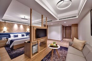 Habitación presidencial | Caja fuerte, espacio para trabajar con un portátil, cortinas opacas