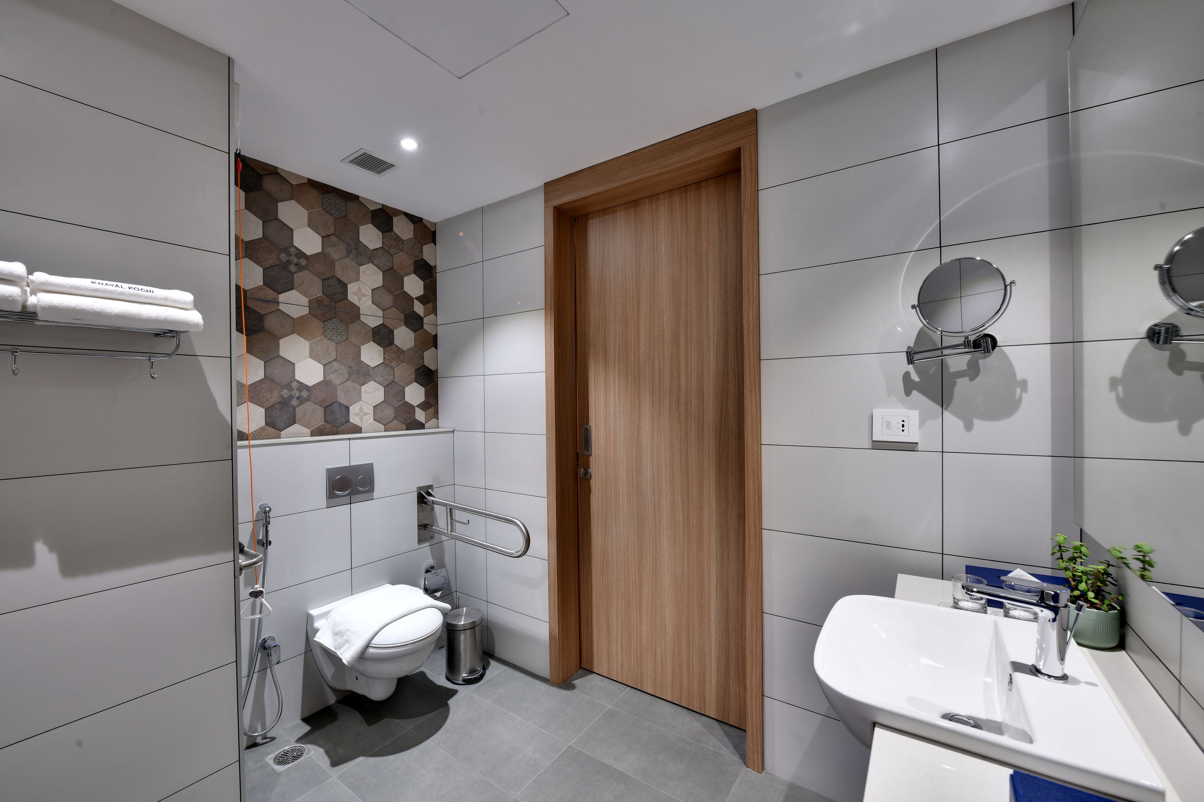 Un baño moderno con inodoro, lavamanos y ducha.