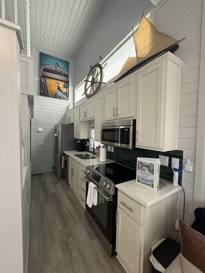 Kühlschrank, Ofen, Herdplatte, Wasserkocher mit Kaffee-/Teezubehör