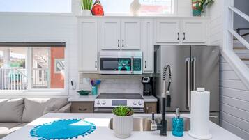 Frigorífico, horno, placa de cocina y tostadora