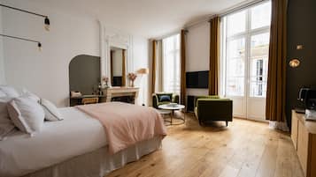 Habitación doble Deluxe (Rosa Bonheur) | Ropa de cama de alta calidad, escritorio y cortinas blackout