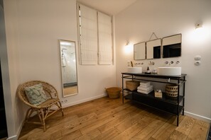 Deluxe Double Room (Rosa Bonheur) | Bathroom - Maison Fernand (Bordeaux)