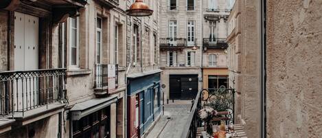 Roupas de cama premium, escrivaninha, cortinas blackout