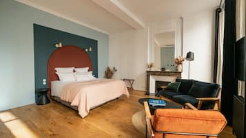 Habitación doble Deluxe (Philomene) | Ropa de cama de alta calidad, escritorio y cortinas blackout