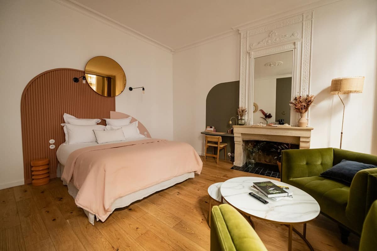 Habitación doble Deluxe (Rosa Bonheur) | Ropa de cama de alta calidad, escritorio y cortinas blackout