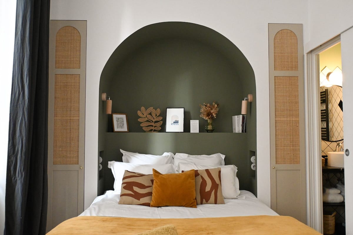 Habitación doble superior (Hey James) | Ropa de cama de alta calidad, escritorio y cortinas blackout
