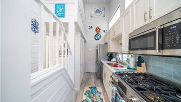 Réfrigérateur, four, plaque de cuisson, grille-pain