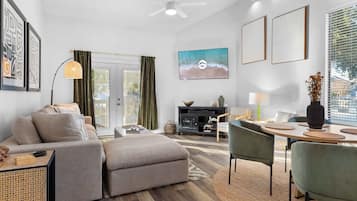Townhome, Berbilang Katil, Fireplace, Garden View (Mariner Lakes 8) | Ruang tamu | 50 inci televisyen skrin rata dengan digital, pendiangan