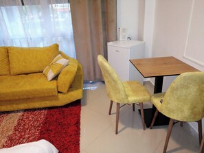Apartment, 1 Bedroom, City View | Living room