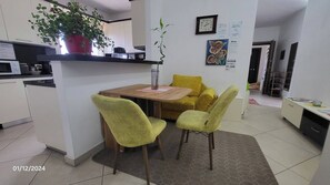 Appartement, plusieurs chambres, vue sur la ville | Salle Ă manger