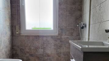 Appartement, plusieurs chambres, vue ville | Salle de bain