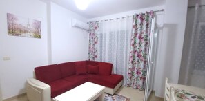 Apartment, 1 Schlafzimmer, barrierefrei, Balkon | Wohnzimmer