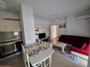 Apartment, 1 Bedroom, Accessible, Balcony | Living room