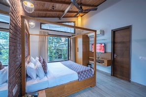 Sviitti | Työpöytä, kannettavalle tietokoneelle sopiva työtila, ilmainen Wi-Fi