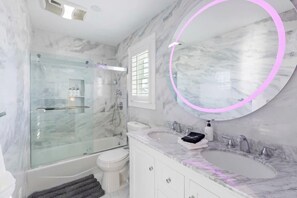 House (4 Bedrooms) | Bathroom | Towels, soap, shampoo - @ Marbella Lane - Buckingham Place Laundry + P (Pacifica)