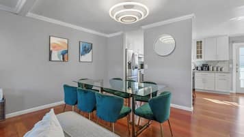House (4 Bedrooms) | In-room dining