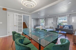 House (4 Bedrooms) | In-room dining - @ Marbella Lane - Buckingham Place Laundry + P (Pacifica)