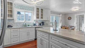 House (4 Bedrooms) | Private kitchen | Fridge, microwave, oven, stovetop