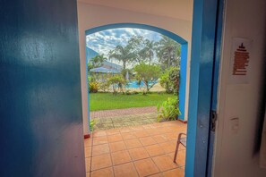 Quarto standard, vista para a piscina | Vista do quarto