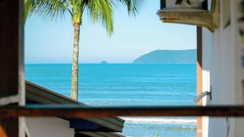 Quarto superluxo, vista para o mar, de frente para o mar | Área de estar | TV LED