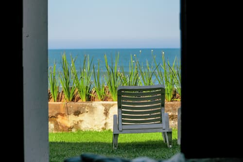 Camera Premium, vista mare, fronte mare | Area soggiorno | TV LED