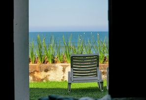 Quarto premium, vista para o mar, de frente para o mar | Ărea de estar | TV LED