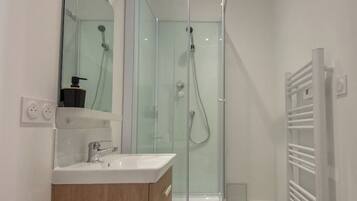 Suihku, hiustenkuivaaja, pyyhkeet, saippua