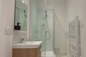 Een douche, een haardroger, handdoeken, zeep
