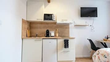 Fridge, microwave, stovetop, coffee/tea maker