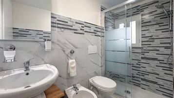 Douche, bidet, serviettes fournies