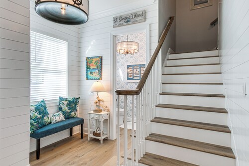 Walk to Public Beach: Hideaway in St Simons Island