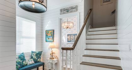 Walk to Public Beach: Hideaway in St Simons Island