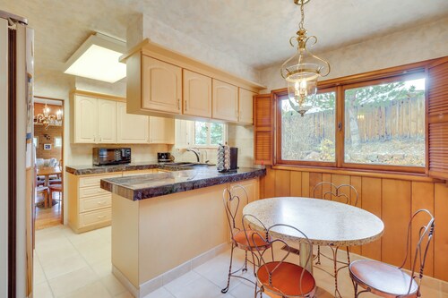 2 Living Areas + Library! Home 22 Mi to Mt Rose