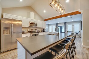 Interior - 2 Blocks to Downton Chelan: Home w/ Hot Tub! (Chelan)