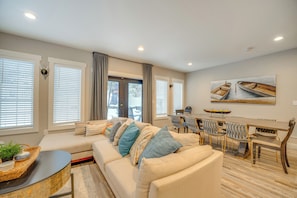House (6 Bedrooms) | Interior - Hot Tub & Game Room! Chelan Getaway, Walk to Dtwn (Chelan)