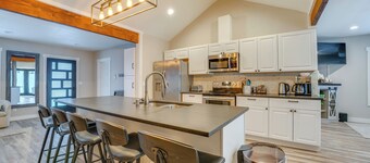 2 Blocks to Downton Chelan: Home w/ Hot Tub!