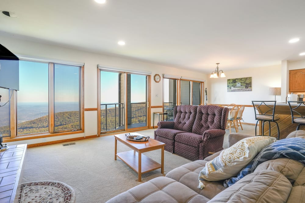 1 Mi to Wintergreen Resort: Mtn-view Condo! - Wintergreen Resort, VA