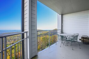 Interior - 1 Mi to Wintergreen Resort: Mtn-view Condo! (Nellysford)