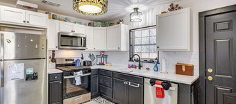 Grills, Fire Pit & Yard: Central Granbury Home!