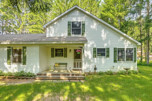 < 1 Mi to Snowmobile Trails: Cozy Cadillac Retreat