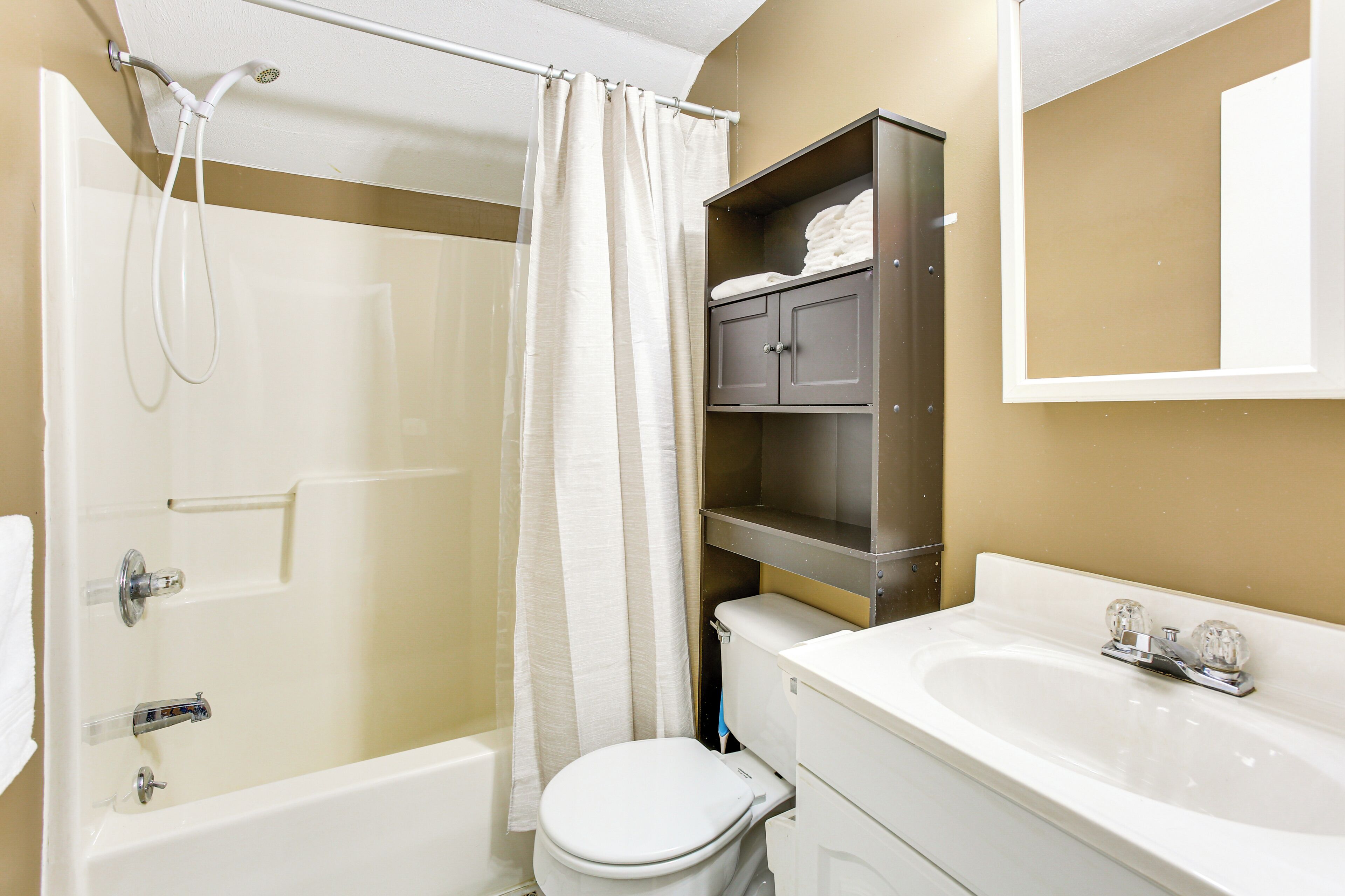 Une salle de bain avec une baignoire, des toilettes et un lavabo.