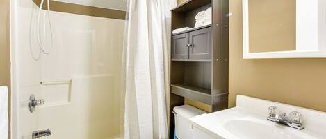 Une salle de bain avec une baignoire, des toilettes et un lavabo.