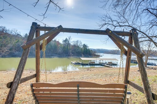 Cozy Table Rock Lake 'boathouse' w/ Pool Access