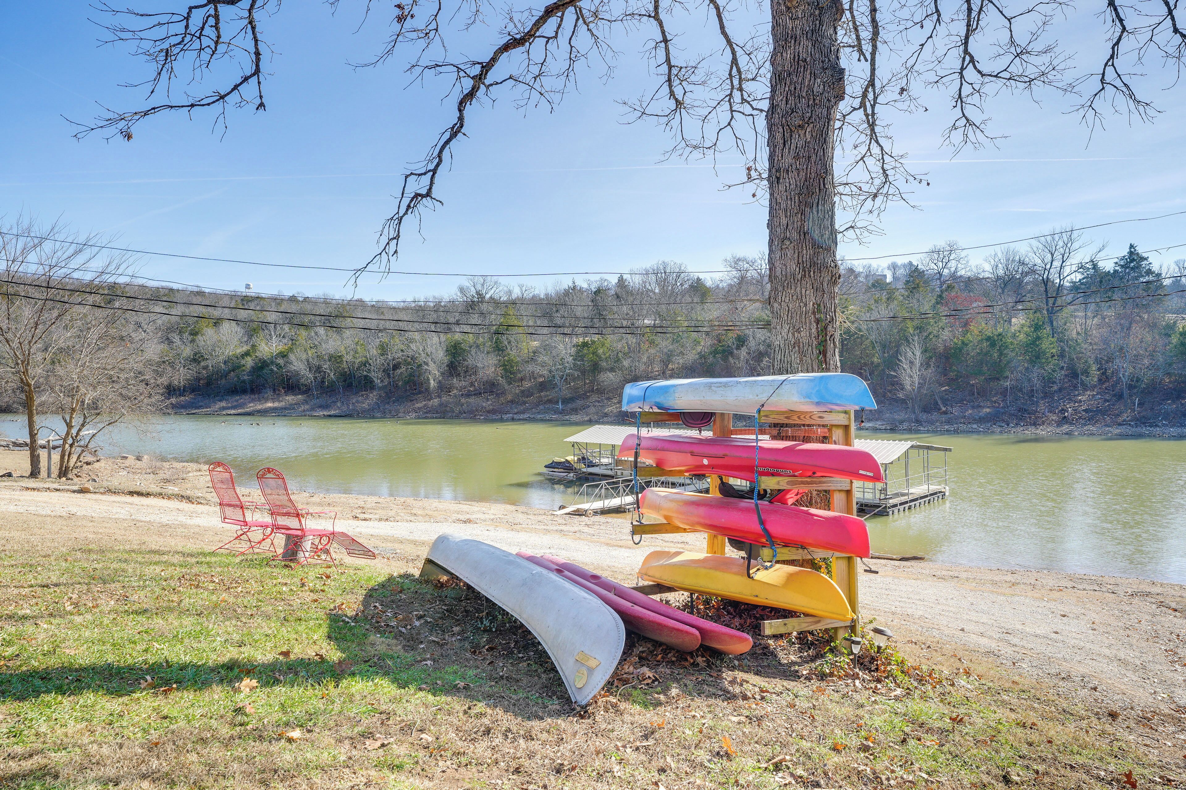 Un cadre idyllique au bord du lac, avec des canoës et un espace de repos abrité.