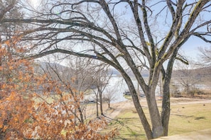Interior - Bass Fishing Paradise: Cottage on Table Rock Lake (Cape Fair)