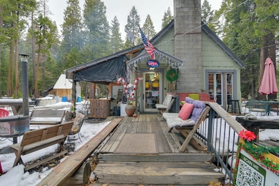 Walk to Trails & Butte Creek: Cozy Retreat w/ Deck