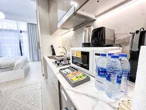 Monolocale, accesso alla piscina | Cucina privata | Tavolo da pranzo