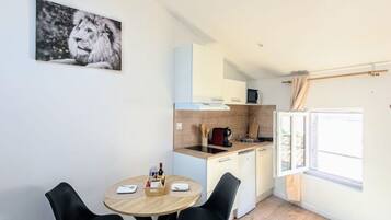 Réfrigérateur, micro-ondes, plaque de cuisson, cafetiÚre/bouilloire