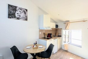 Køleskab, mikrobølgeovn, kogeplade, kaffe-/temaskine