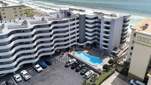 Un hôtel à plusieurs étages doté d’une piscine sur le toit, d ’un parking et offrant une vue sur l’océan.